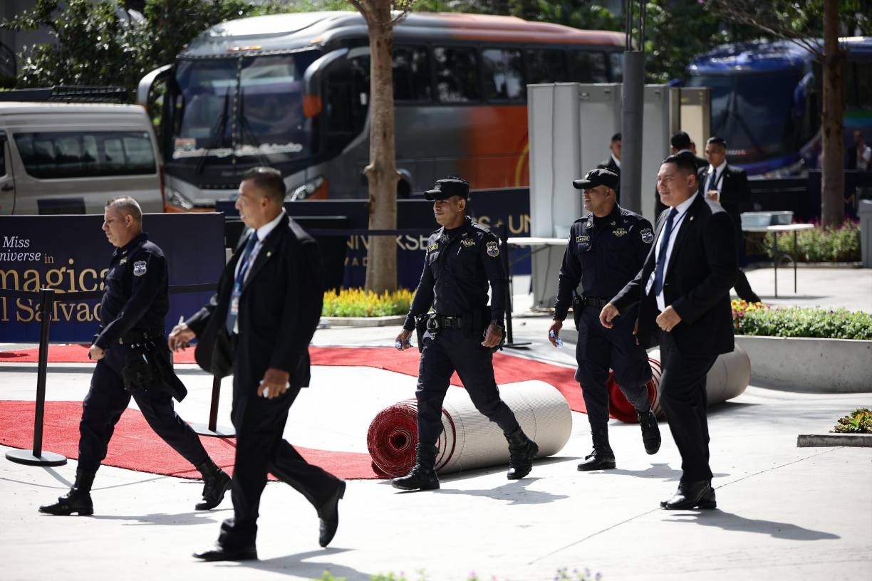 Este año hay un gran elemento policial que resguarda la zona del Gimnasio Nacional ‘José Adolfo Pineda’. 
