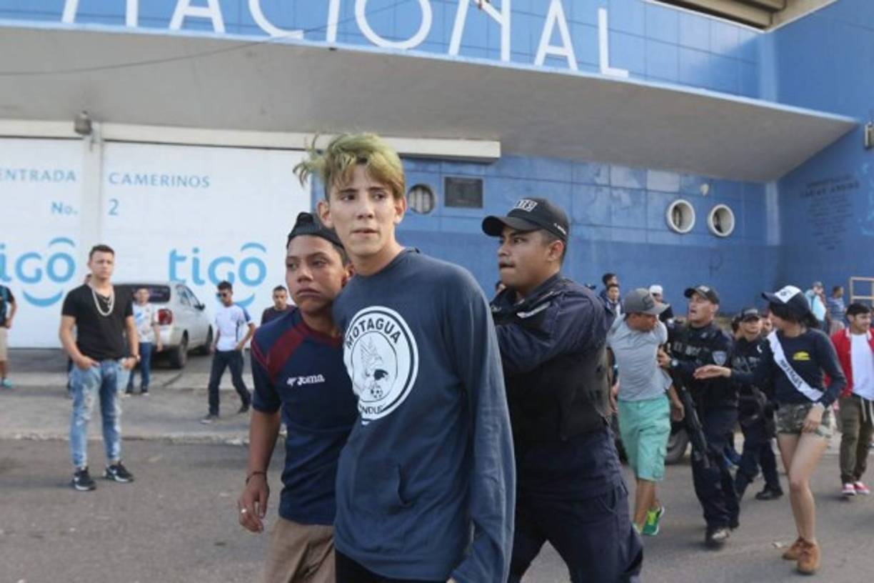Varios detenidos y heridos dejó el enfrentamiento entre las barras.