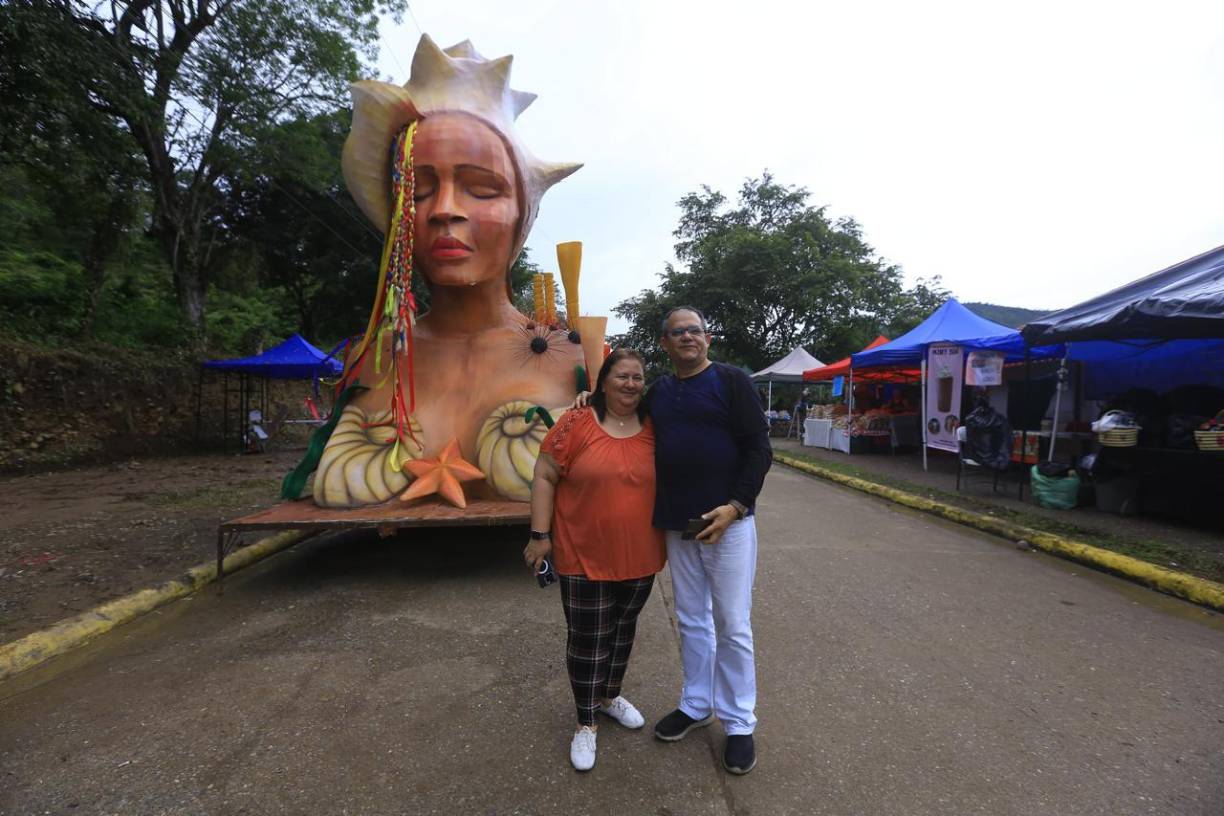Una de las esculturas más llamativas es la de una mujer garífuna con un caracol en la cabeza hecha por la artista Karen Irías.