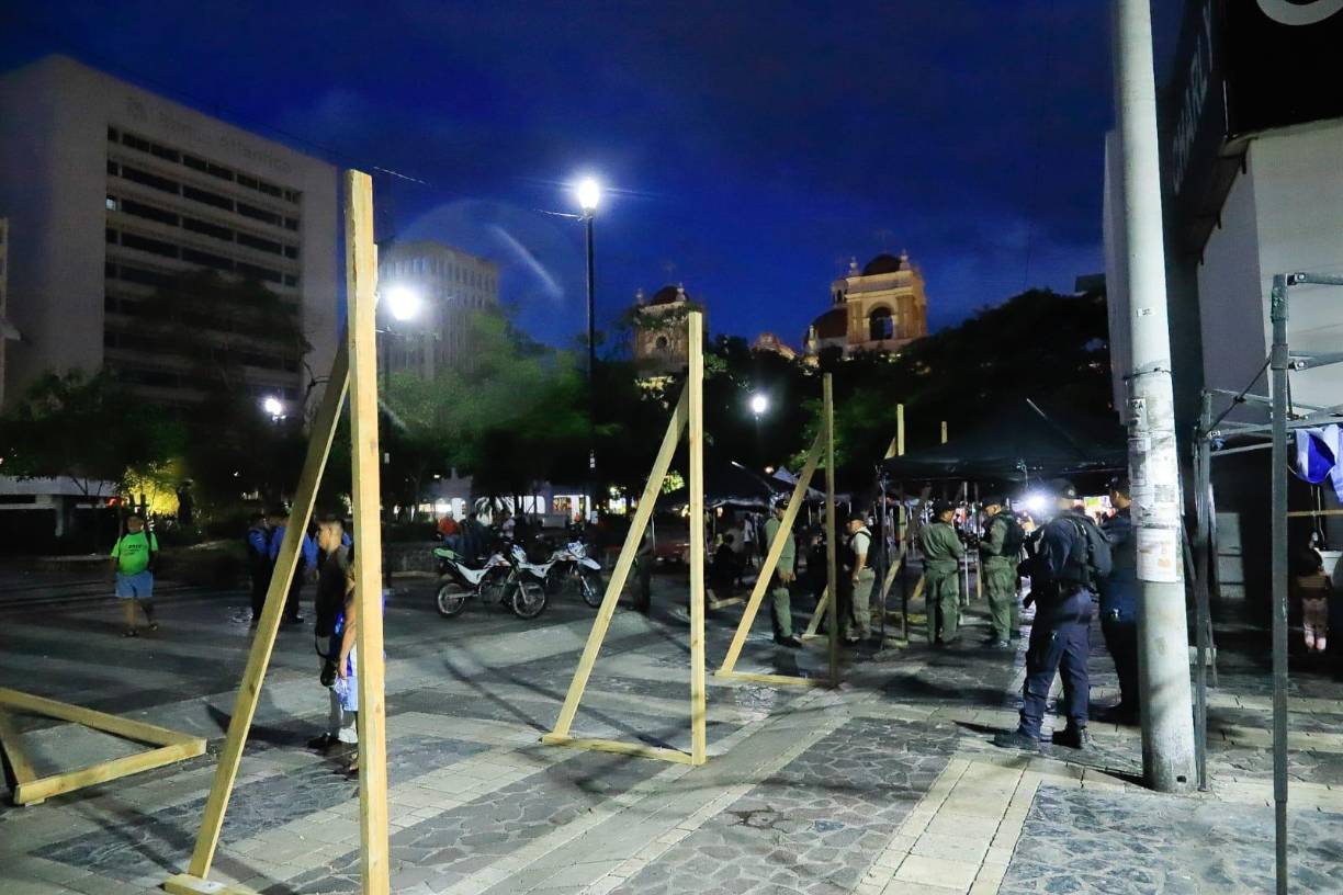También llegaron policías municipales y preventivos y, contrario a otras acciones, esta vez todo se ejecutó de manera pacífica. Pero, según se observó, la municipalidad les dejará un espacio a los buhoneros frente al pasaje Valle para que tengan sus carpas, igual ocurrirá en la peatonal, donde no se hará ningún trabajo al parecer.