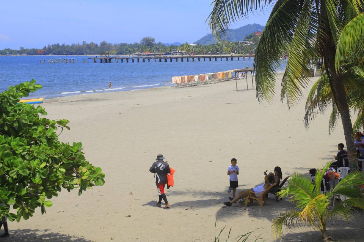Adalberto López, vendedor de accesorios de playa, manifestó que han invertido dinero para ofrecer muchos artículos que los visitantes pueden adquirir desde una camiseta, gorra hasta colchonetas.