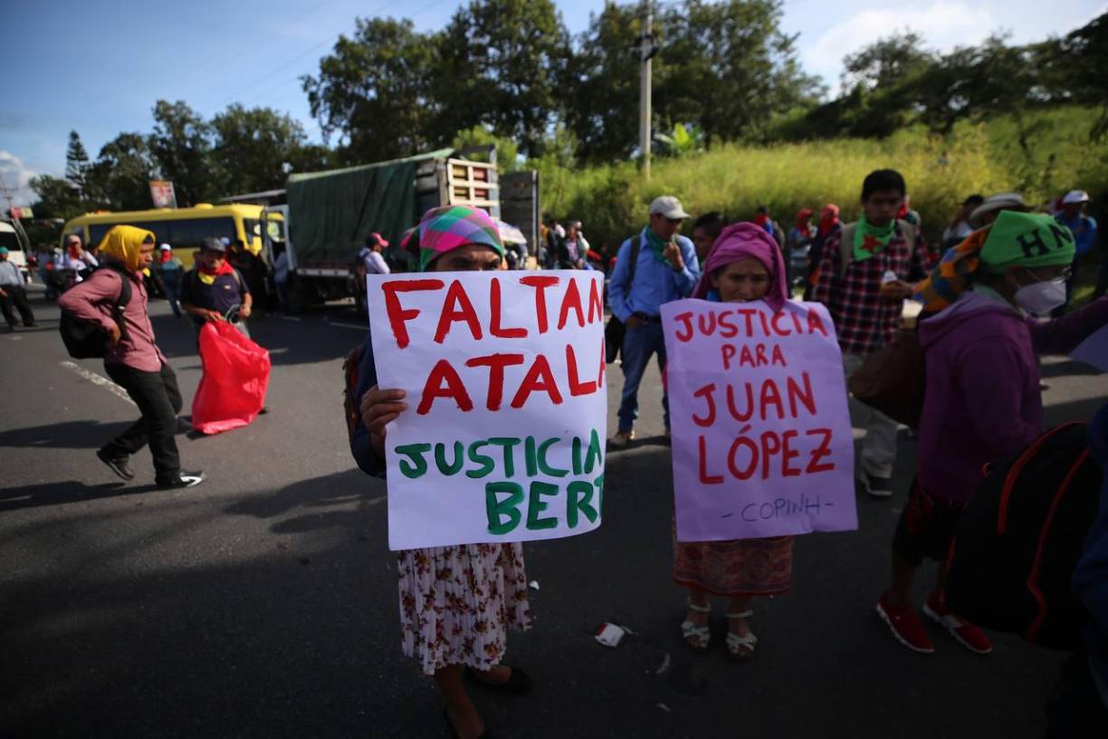 Los manifestantes, entre ellos Laura Zúñiga Cáceres, una de las hijas de Berca Cáceres, bloquearon los dos tramos de la autopista que comunica Tegucigalpa con San Pedro Sula, una de las ciudades más importantes de Honduras.