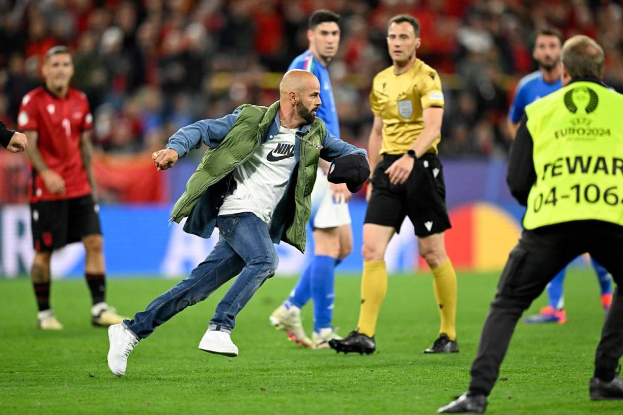 Un aficionado de Albania invadió el campo del estadio BVB de Dortmund en pleno juego de los albaneses ante Italia.