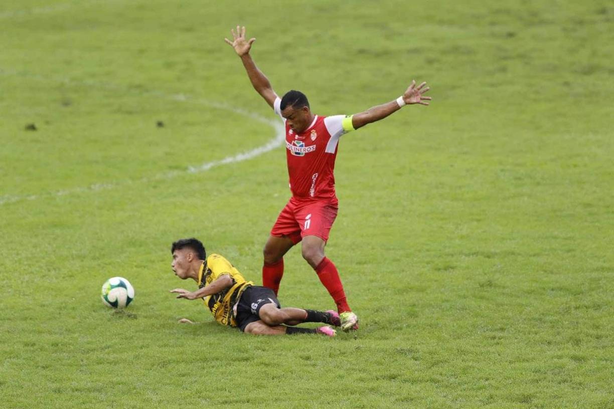 Rony Martínez, delantero de la Real Sociedad, le comete una falta a Roberto Osorto, del Real España.