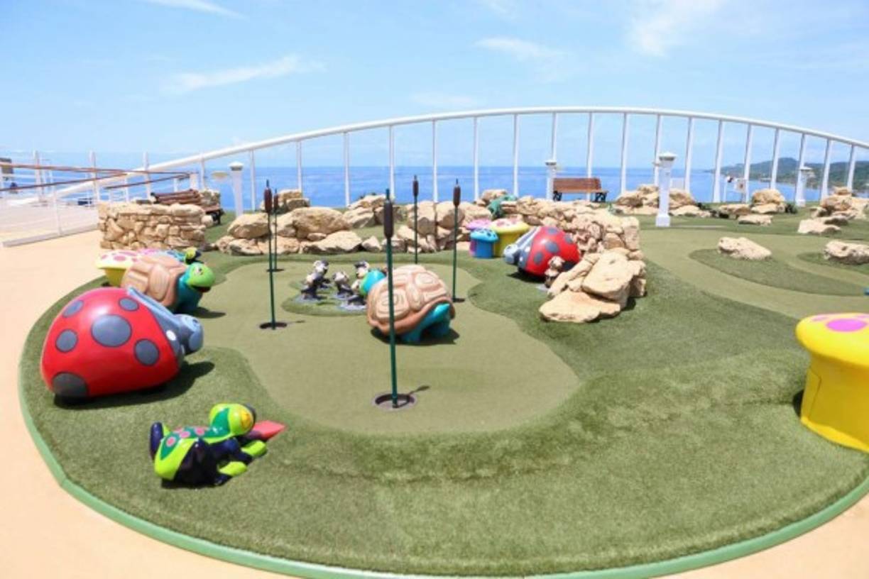 Unas de las áreas de entretenimiento del crucero.