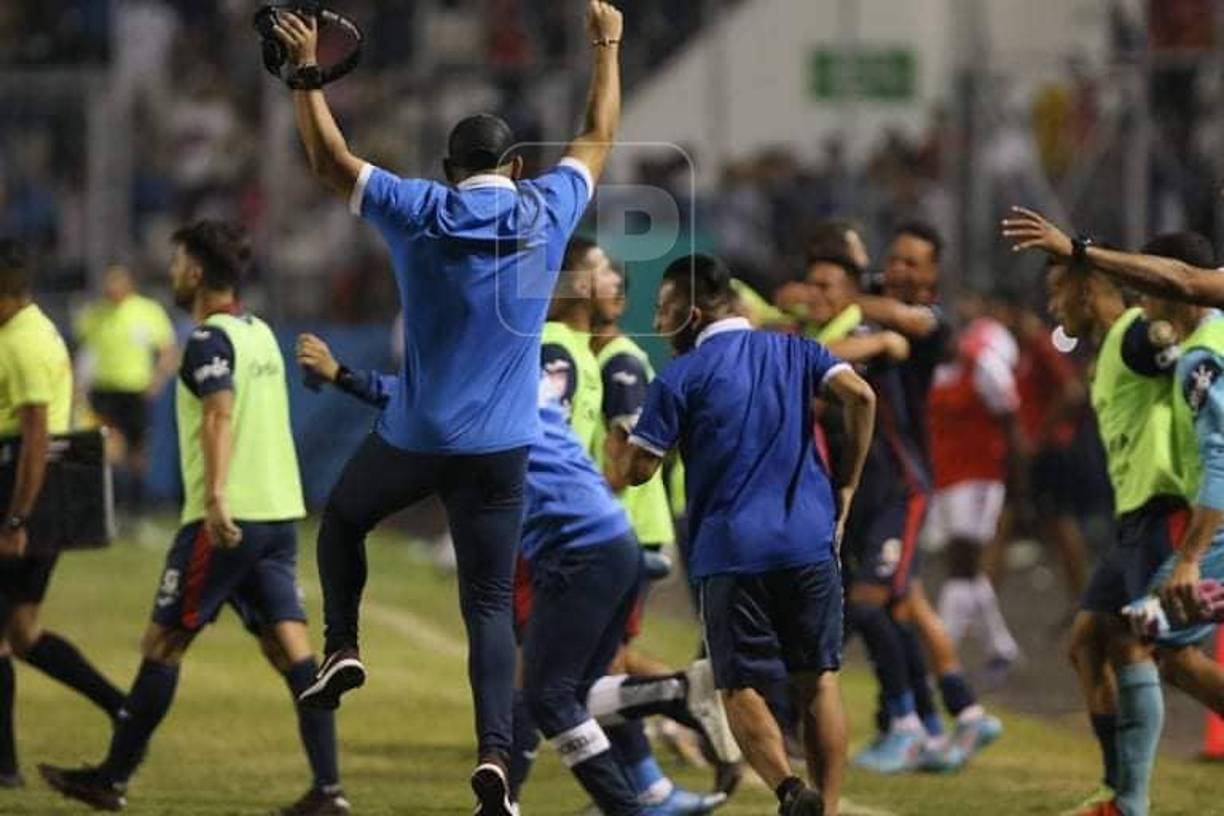 Tras el pitazo final, la plantilla del Motagua festejó por todo lo alto la clasificación a la Gran Final.
