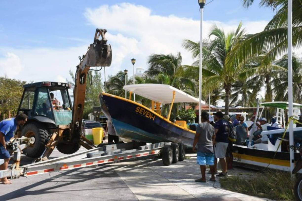 En Puerto Juárez, localidad conurbada con Cancún, los pesadores retiraron sus embarcaciones antes de la llegada del huracán.