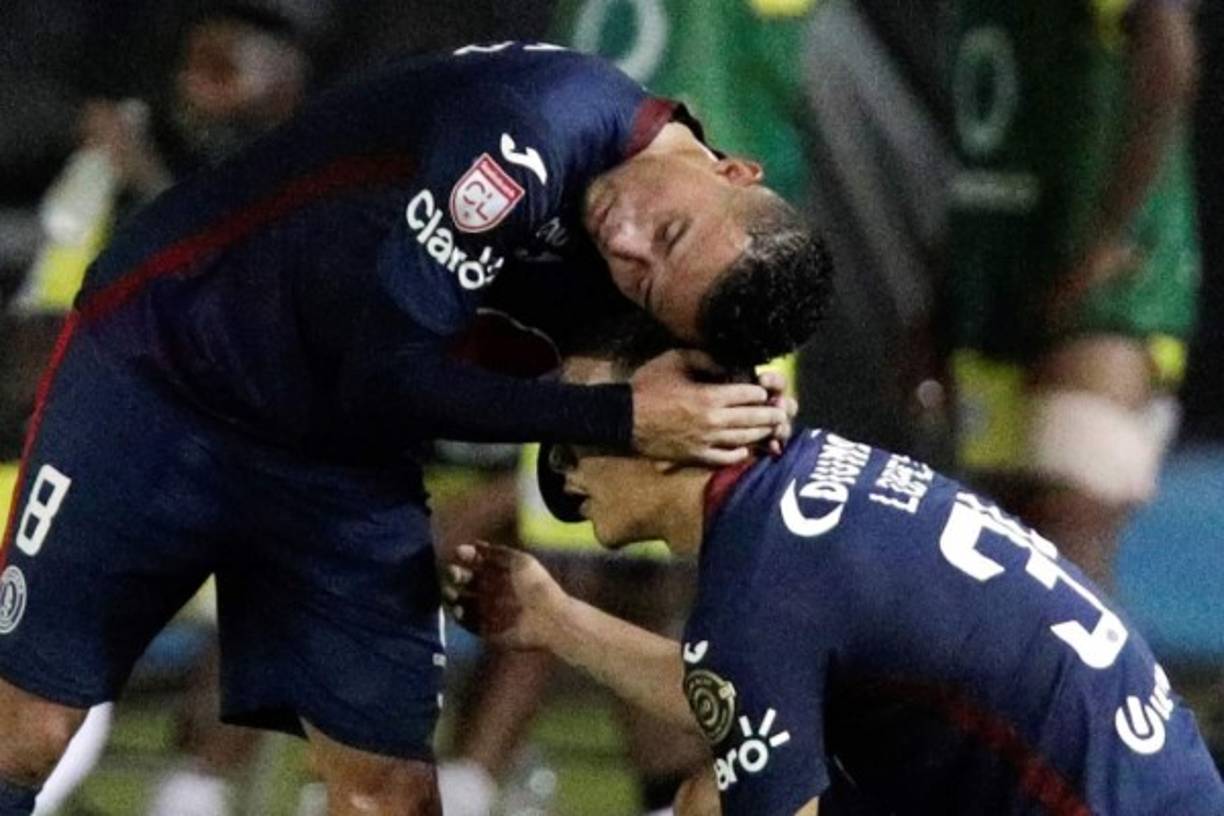 Walter López felicitando a Kevin López tras su segundo gol y empate (2-2) contra Universitario.