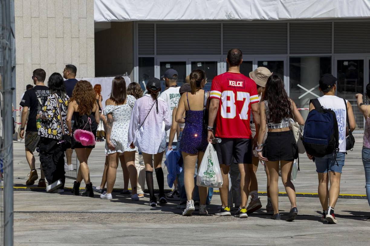 Taylor Swift ofrecerá esta noche y mañana dos conciertos en Madrid como parte de su gira ‘The Eras Tour’. Decenas de seguidores hacen cola a las puertas del estadio Santiago Bernabéu para coger sitio en el concierto que la cantante Taylor Swift ofrecerá esta noche.
