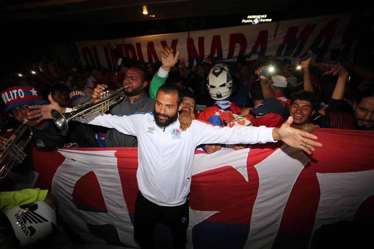 El portero de Olimpia, Edrick Menjívar, se robó el show en el banderazo, ya que la algarabía se apoderó de él junto a los hinchas merengues.