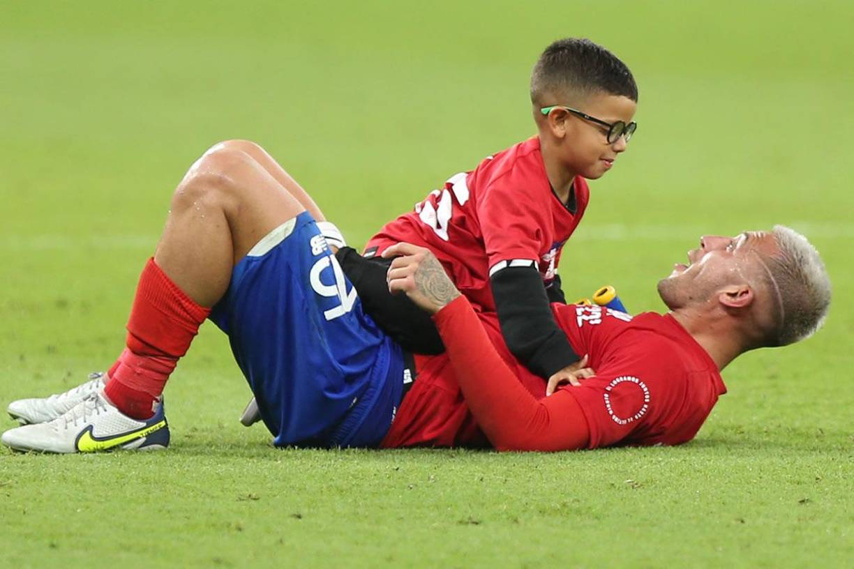 El jugador Francisco Calvo celebró la clasificación con su hijo.