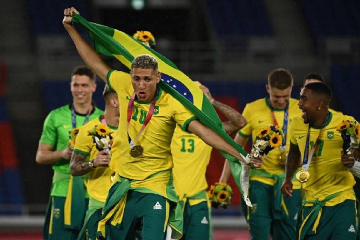 Richarlison, que tuvo un destacado papel en las Olimpiadas, festejó a lo grande.