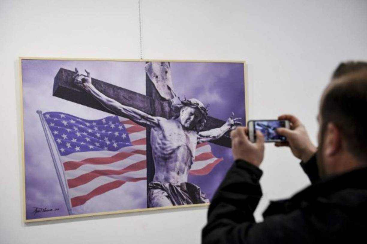 Una de las obras más polémicas, es la que muestra a Donald Trump crucificado como Jesucristo.