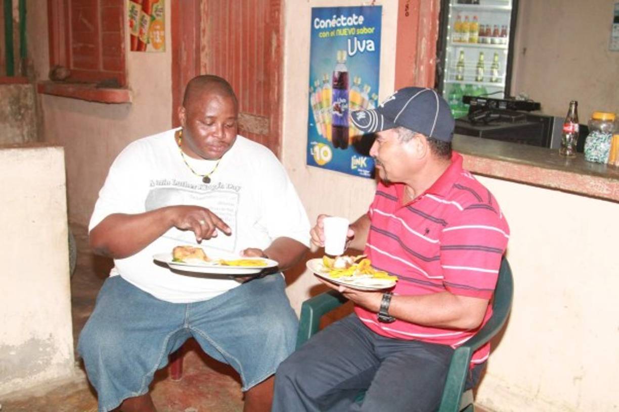 Un delicioso pescado frito y tajadas de plátano, una verdadera delicia culinaria.