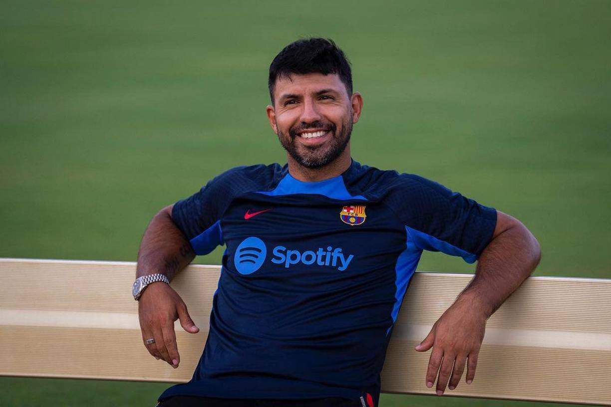 Entonces Agüero respondió en uno de sus streams: “DJ Mario, no seas pelotudo. Quedan ocho países, ¿a quién vas a ir? Tenés muchos colegas argentinos, ¿sos pelotudo o te hacés? ¿O querés ir por Francia? ¿Qué querés ir, por Inglaterra, que no te dan ni bola? Andá por Argentina que te damos bola, no seas pelotudo”.