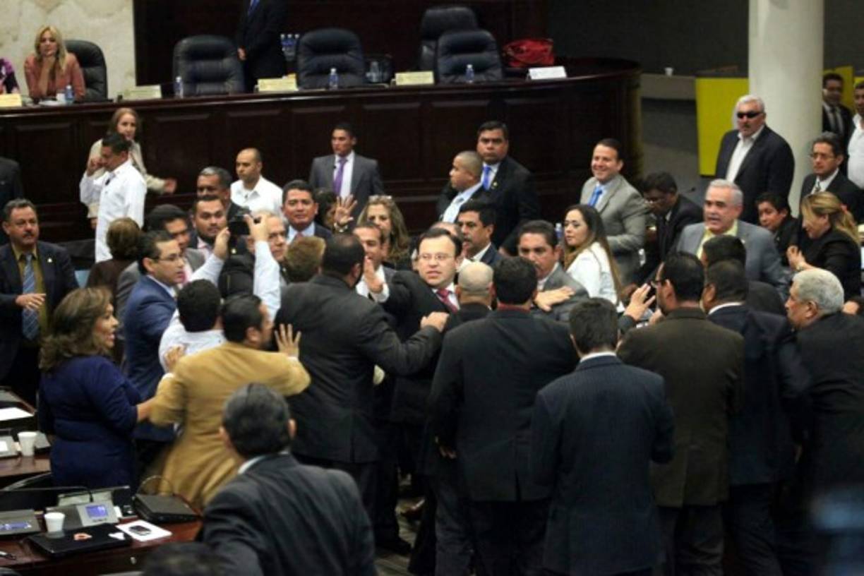 Algunos diputados intervinieron para calmar a sus compañeros que estaban alejando.