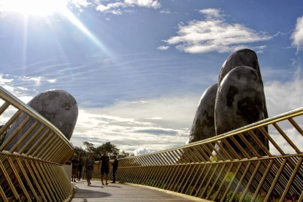 Las manos gigantes tienen un efecto degradado que les da un toque de antigüedad.