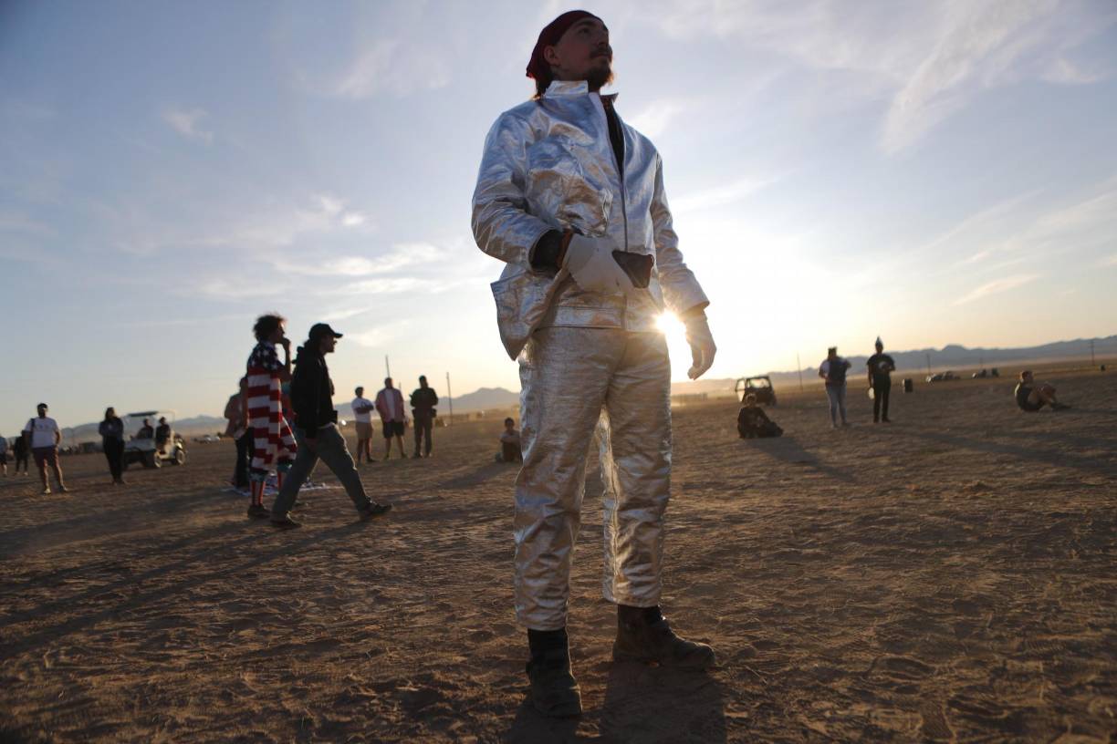 ”¿Los ovnis y los extraterrestres solo están interesados en Estados Unidos?, ¿o todos los países están confabulados?, deslizó con sorna Shostak.Cae la noche y la advertencia del camarero Michael parece resonar entre las montañas que rodean Rachel. 