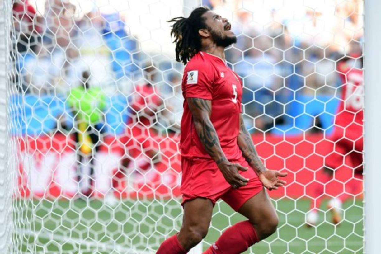 Roman Torres se molesta por una de las seis anotaciones inglesas.