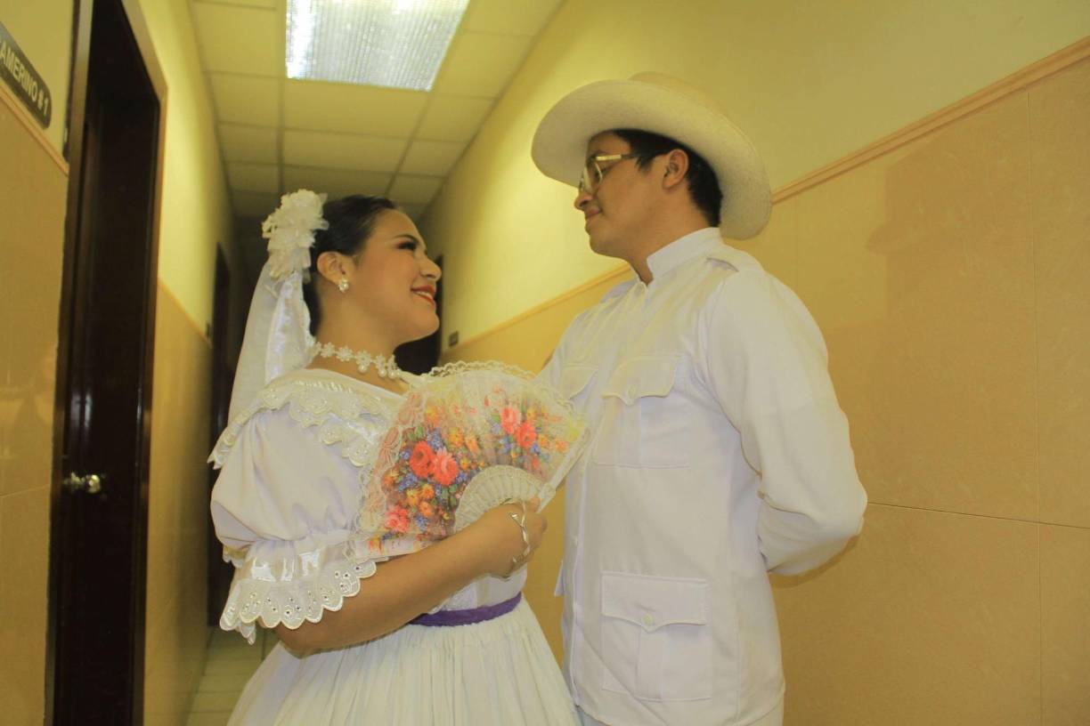 Astrid Suárez y Alejandro Jiménez, representantes del grupo Esencia de Honduras con el traje “Guerrero de Marcala”.