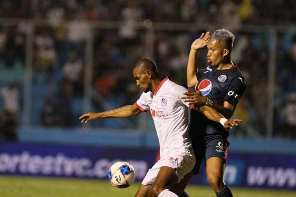 Jerry Bengtson: El delantero finalizó su contrato con el Olimpia y por ahora está en veremos su continuidad de cara a la próxima temporada. El atacante no goza de la confianza absoluta de Lavallén.