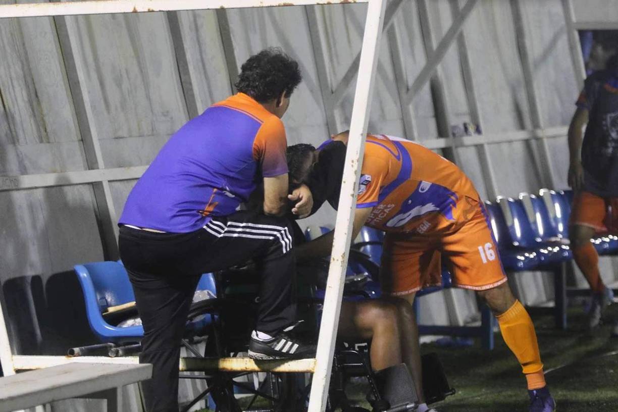 Árnold Meléndez se fue hasta al banquillo a abrazar a Héctor Castellón, quien está superando una enfermedad que lo tiene postrado en silla de ruedas.