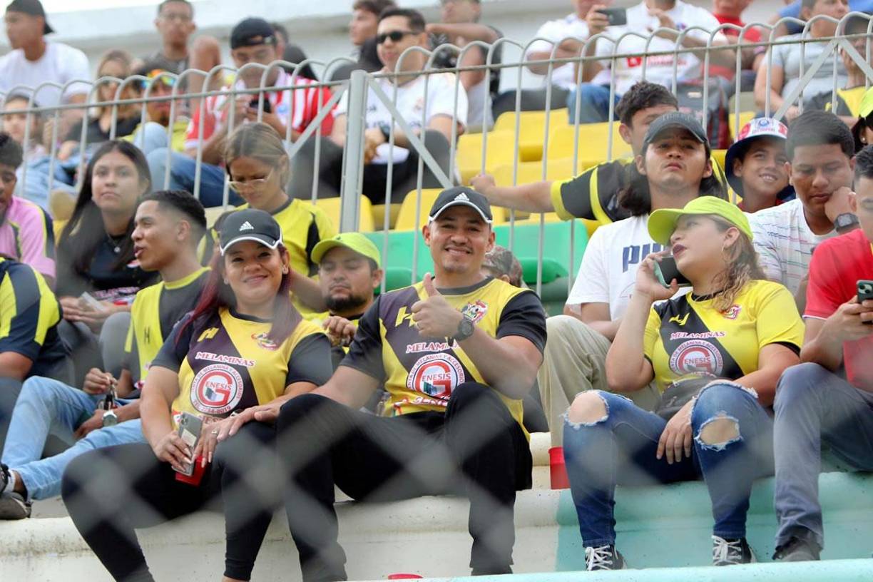 Seguidores del Génesis también llegaron al estadio Carlos Miranda para no perderse el debut de su equipo ante el Olimpia.