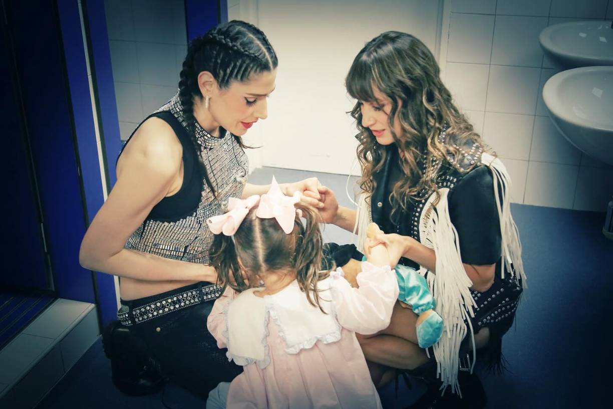 Las hermanas comparten fotografías disfrutando momentos únicos y especiales con Mathilda, desde sus ocurrencias en casa, hasta paseos y viajes. 