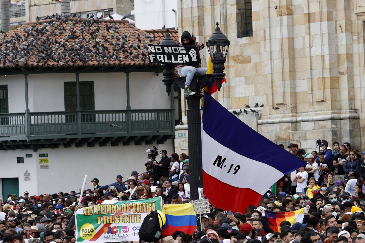 “He venido a ver la primera posesión de un presidente que invitó a todo su pueblo a participar”, cuenta desde el fervor de la plaza Maribel Zambrano, que vino desde el departamento caribeño de Bolívar.