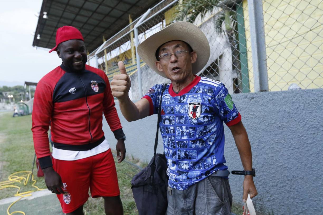 El japonés Masaaki Kawagishi siempre acompaña a la Real Sociedad y ante Honduras Progreso no fue la excepción. En la imagen junto al experimentado futbolista Wilmer Crisanto.