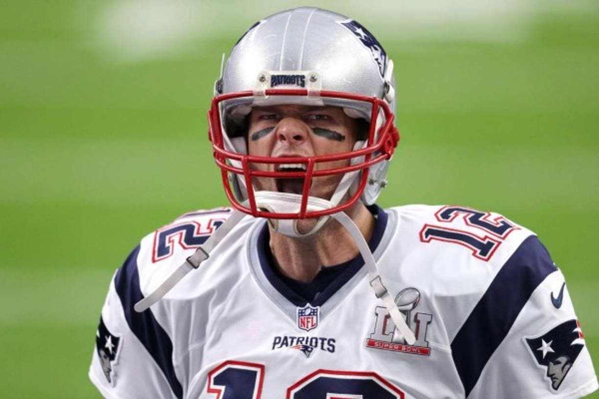 Tom Brady se motiva durante el calentamiento de los Patriotas en el NRG Stadium.