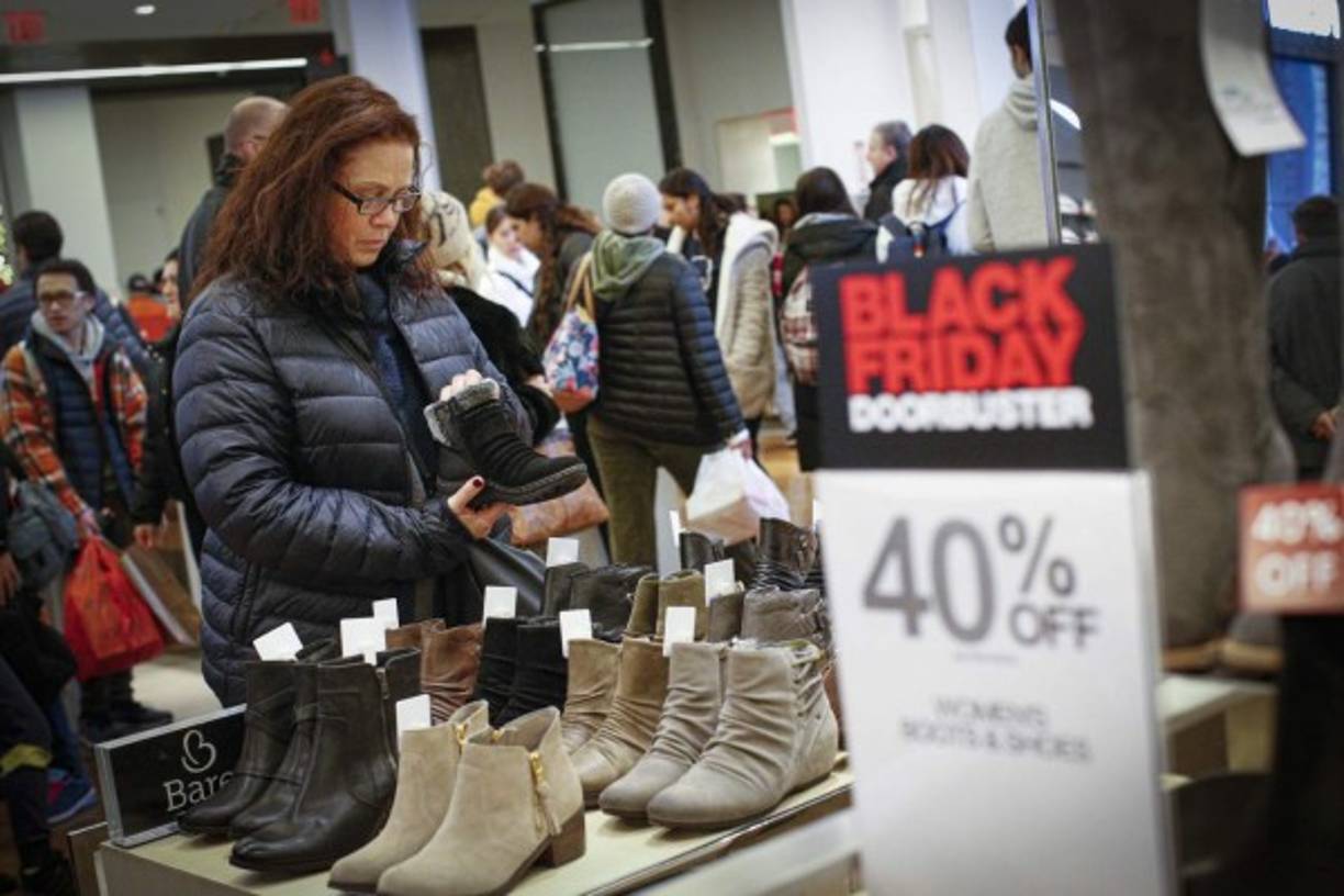 Según los cálculos de la Federación Nacional de Minoristas, más de 165 millones de estadounidenses -uno de cada dos- planean hacer alguna compra en el Black Friday y el 'Cyber Monday', una tanda marcada por descuentos tan suculentos en las tiendas que muchos están dispuestos a esperar por ellos.