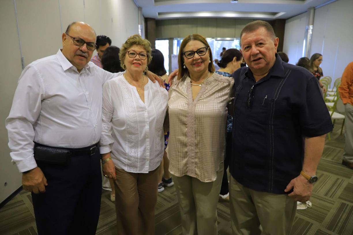 Roberto y Lourdes Larios junto a Jovina y Juan Carlos Fúnes