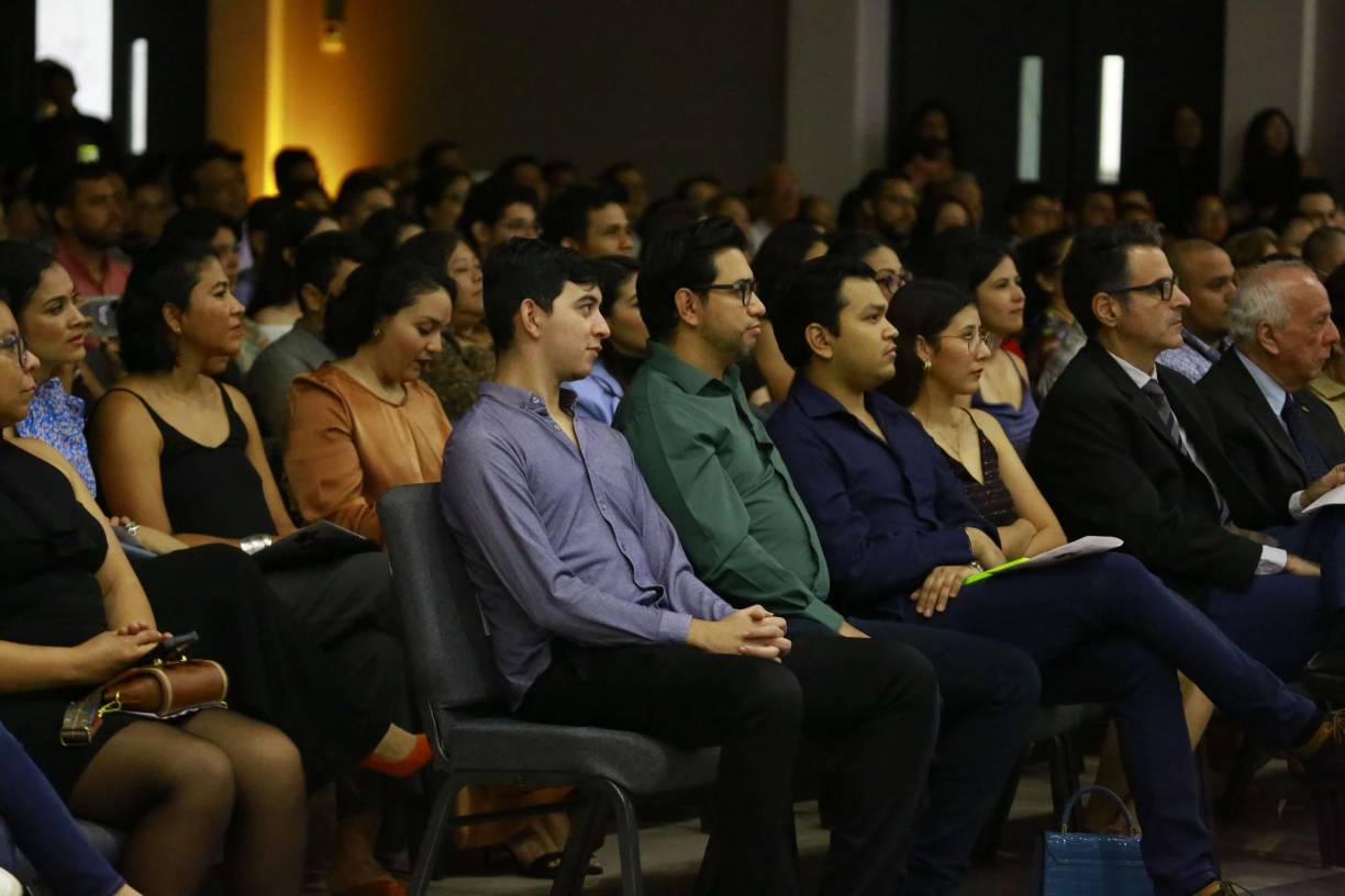 El público llenó el auditorio; desde principio a fin disfrutaron del repertorio presentado por la OSVS.
