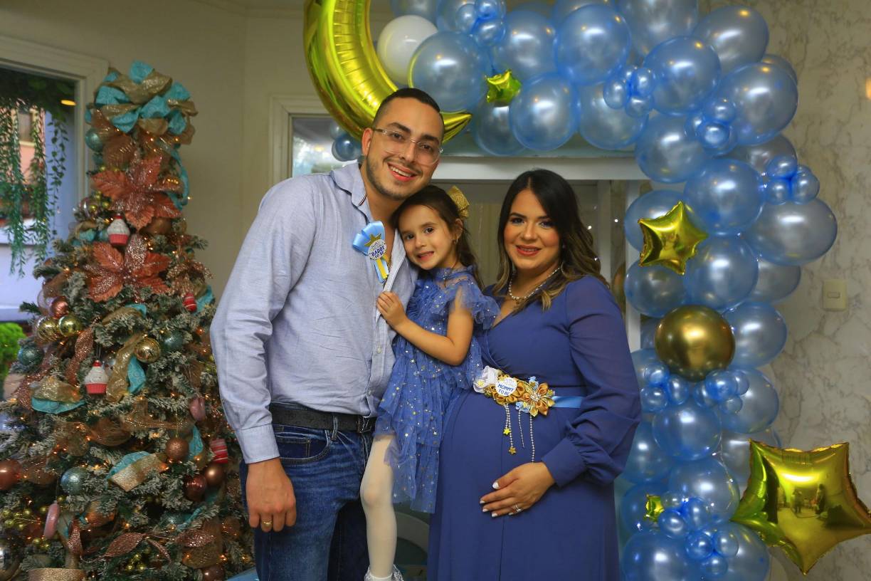  Por su parte, su esposo Mario y su hija Hanna, combinaron sus vestuarios en distintas tonalidades de azul. 