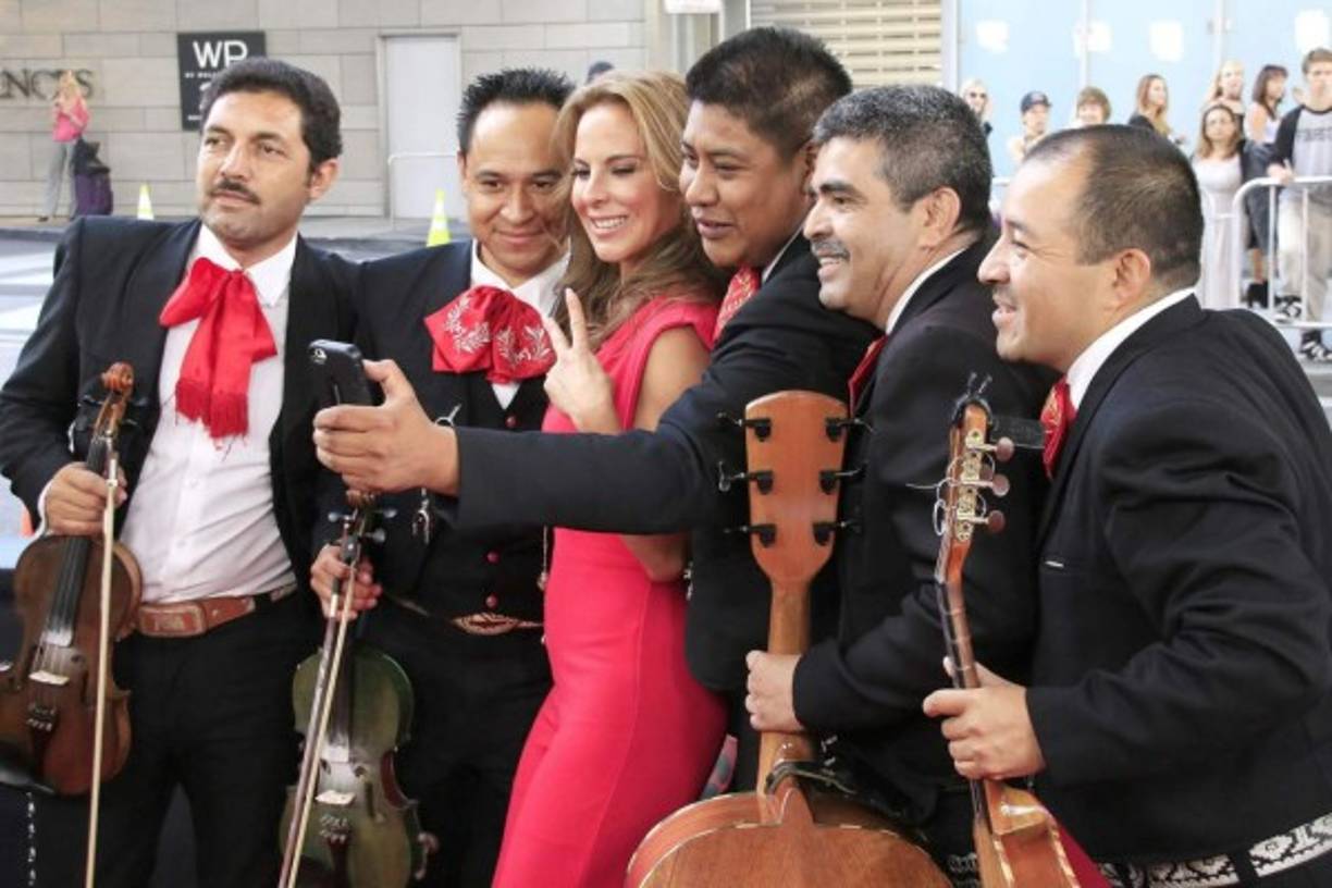 Había un grupo de mariachi que ambientaba la red carpet, con quien Kate del Castillo se tomó una foto.