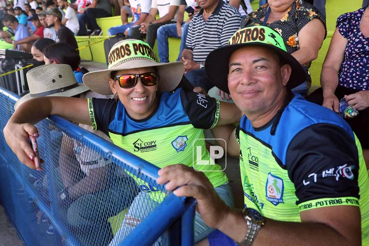 La afición del Olancho FC apoya de corazón a su equipo en cada partido.