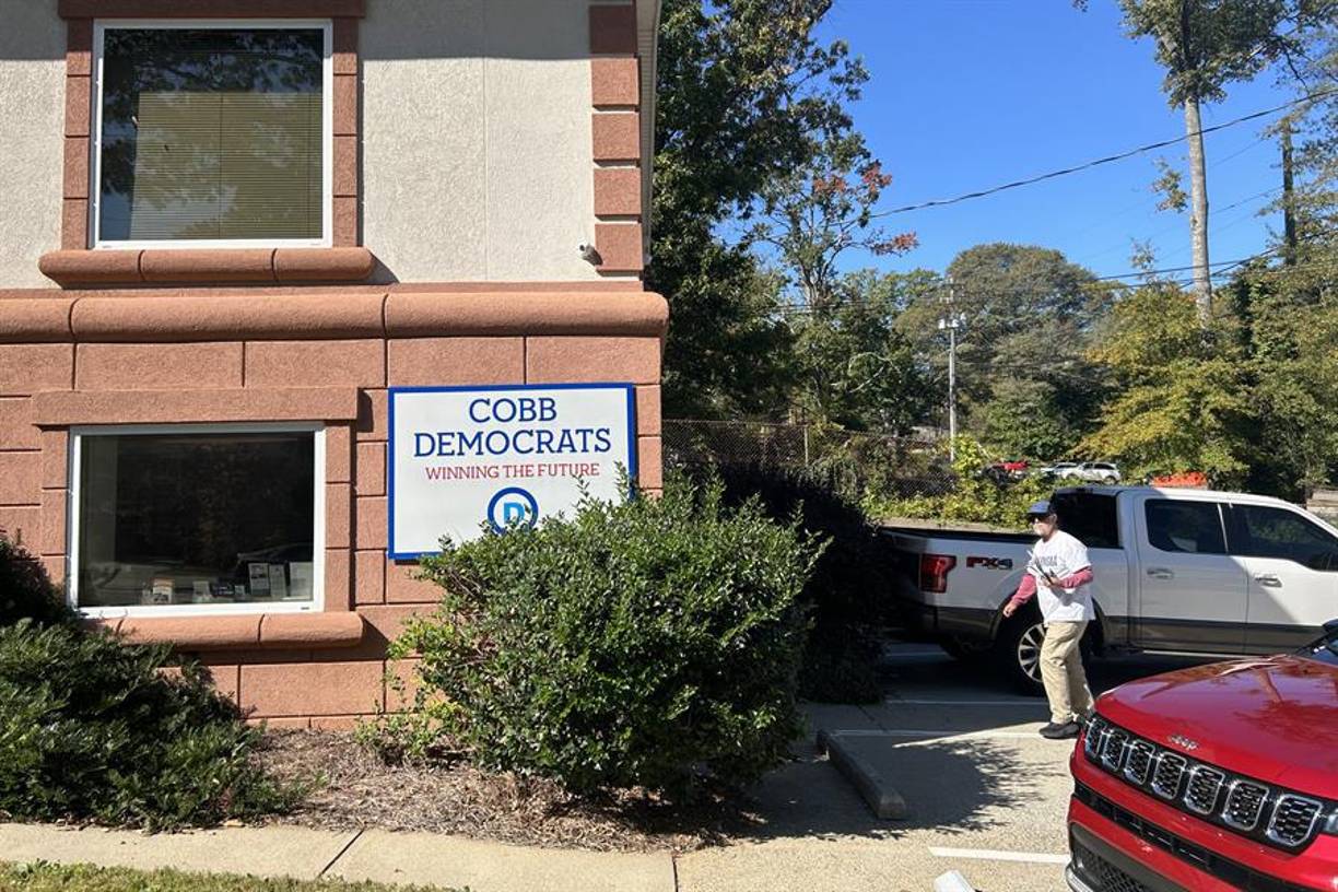 Michael O’Neill, trabajador en el centro de votación anticipada habilitado en el centro comunitario Theron Ussery, en Macon, en el centro de Georgia, confirma que las cifras de quienes han acudido a votar antes del día del central (5 de noviembre) son inéditas.
