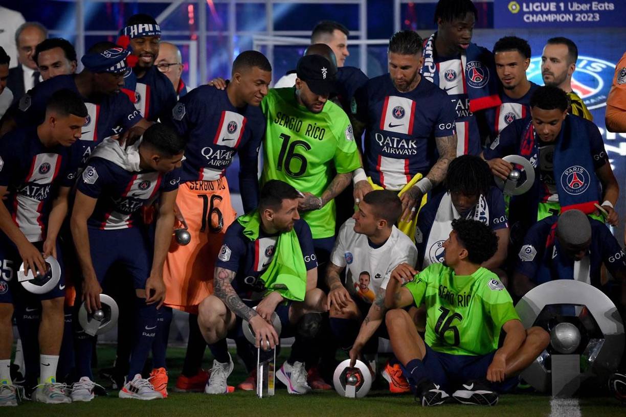 Neymar compartió con sus compañeros en la coronación del PSG como campeón de la Ligue 1.