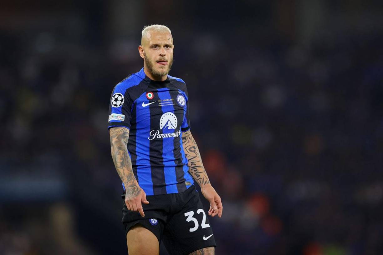 El lateral izquierdo Federico Dimarco ha sido relacionado con el Real Madrid y el Manchester United desde Inglaterra. The Independent asegura que su temporada en el Inter de Milán y su polivalencia para jugar como tercer central o como carrilero han sido claves para que los grandes de Europa pongan su punto de mira en el italiano.