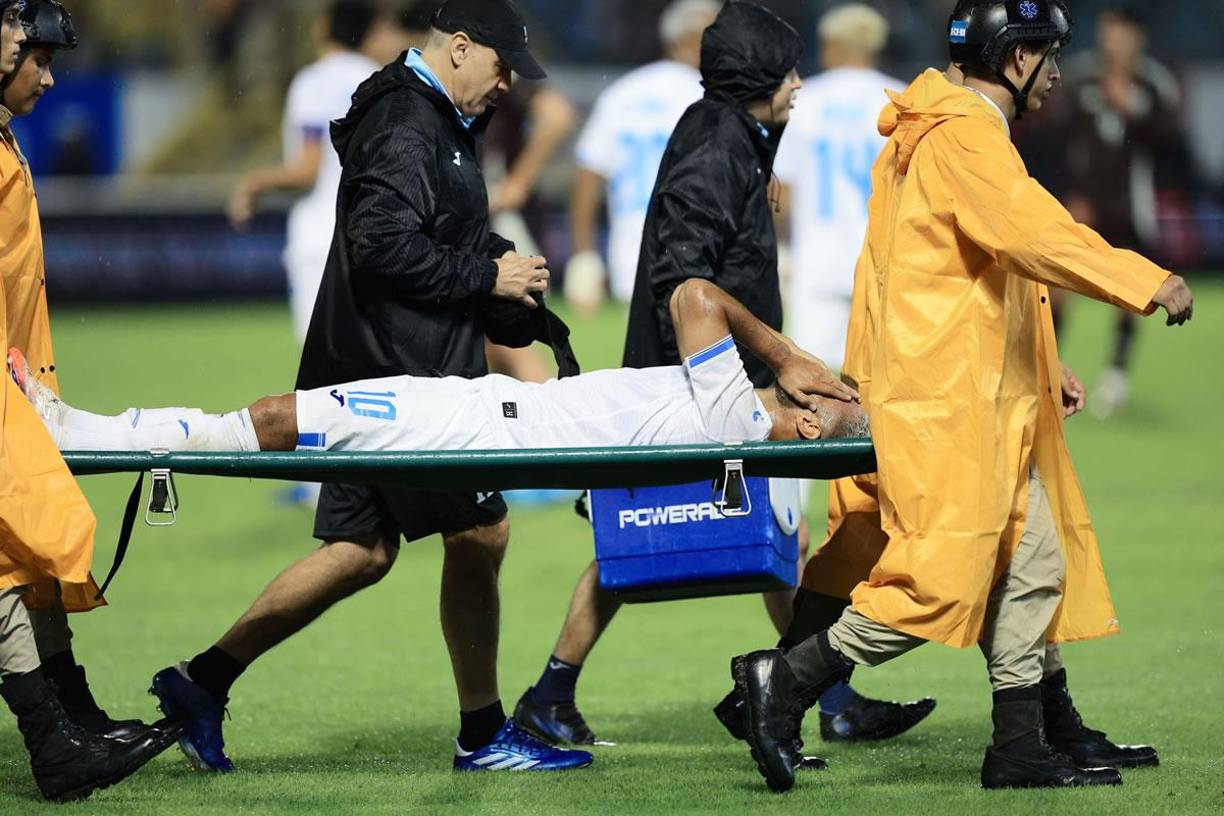 Alex López se fue del campo en camilla y entre lágrimas con gesto de dolor. El mediocampista habría sufrido una rotura de ligamento cruzado de la rodilla derecha.