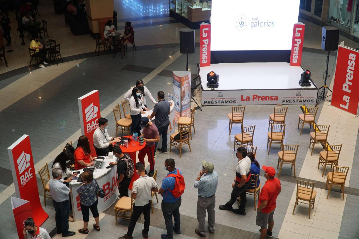 Daniela Amador, ejecutiva de negocios de Banco Ficohsa, manifestó que recibieron más de 60 solicitudes de préstamos. “De esa cantidad estamos hablando que es muy probable que el 50% apliquen y ya incluso llevamos muchas personas a la agencia aquí (en el mall Galerías del Valle) a formalizar la documentación”. Refirió que los préstamos que más solicitaron son para vivienda y también para consumo. Suyapa Murcia, gerente de una de las agencias de Davivienda, dijo que “llevamos una base de datos de más de 60 clientes de préstamos hipotecarios, personales y lo que son tarjetas de crédito. Ese es el estimado en solicitudes que llevamos”. Alejandra Mendoza, coordinadora de filial de la Cooperativa Elga, dijo que atendieron más de 25 solicitudes de las cuales el 90% fueron precalificadas. 