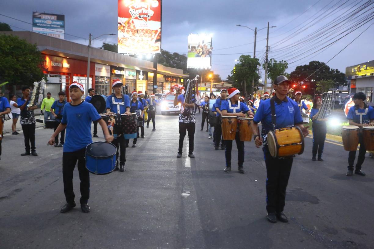 La Banda de Guerra Iris Molina encabezó la actividad.