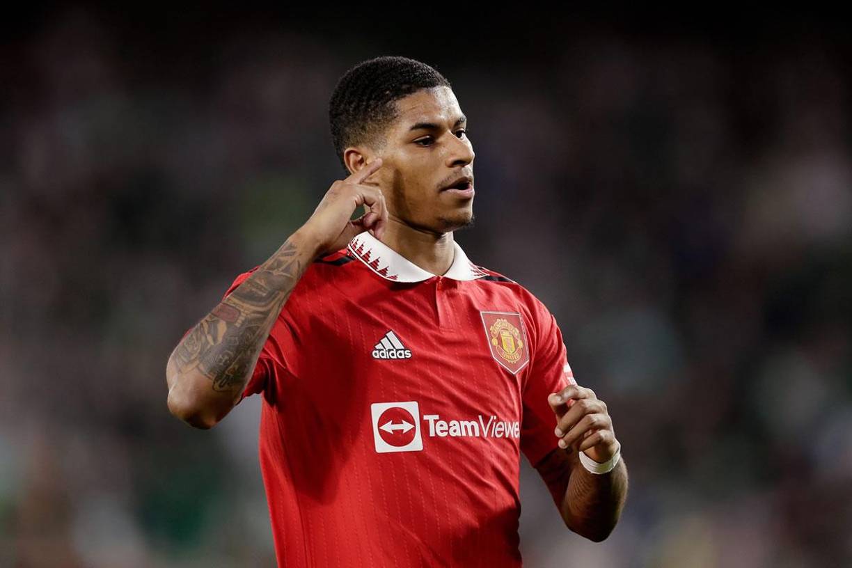 Según The Athletic, el delantero inglés Marcus Rashford está cerca de firmar un nuevo contrato a largo plazo en el Manchester United por 375.000 libras semanales. Golpe encima de la mesa en el proyecto de los reds devils.