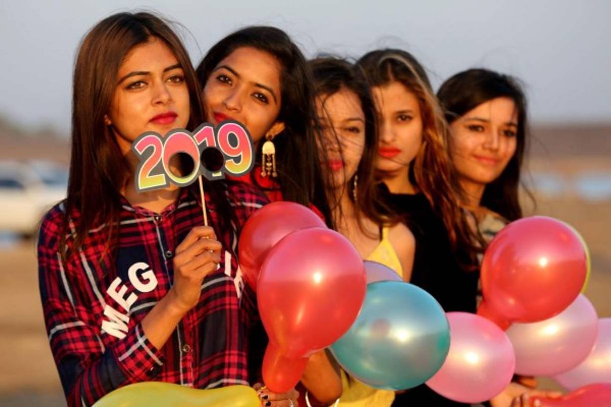 Las niñas indias posan para fotografías mientras participan en las celebraciones de Año Nuevo en Bhopal, India, el 31 de diciembre de 2018.