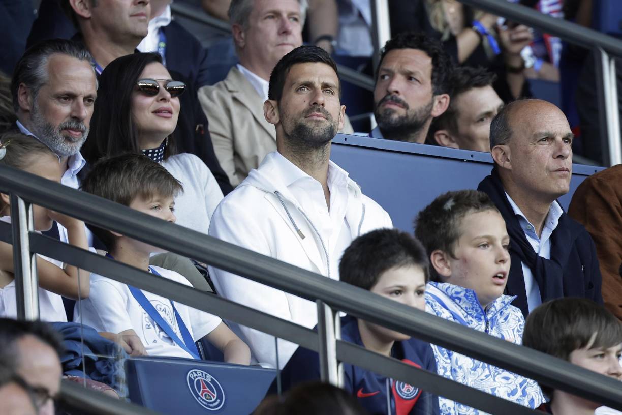 El tenista Novak Djokovic estuvo en el Parque de los Príncipes viendo el partido y presenció en directo los abucheos para Lionel Messi.