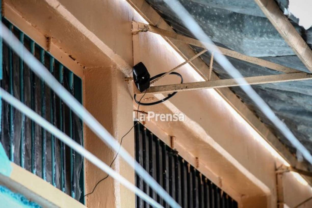 Aunque están prohibidos, los equipos electrónicos también están instalados en algunas áreas de los presidios.