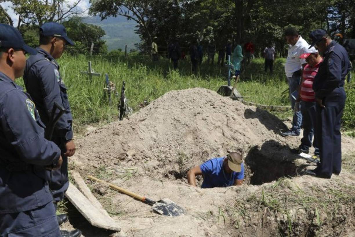 <br/>El sábado extrajeron de fosas comunes a tres hombres en una aldea de Sulaco y ayer otros dos en el cementerio de la aldea El Zarzal del municipio de Victoria, Yoro.<br/>