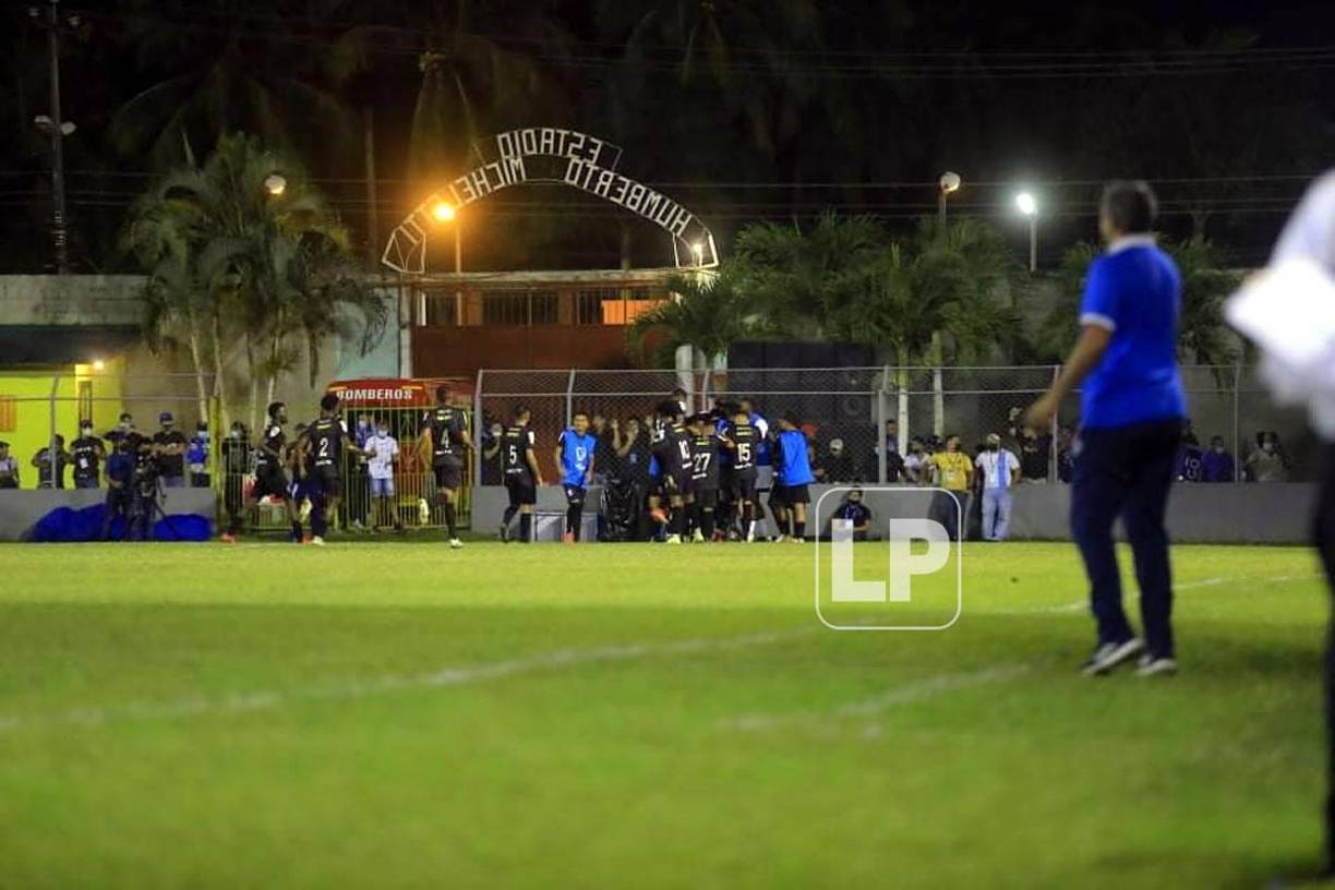 Los jugadores del Honduras Progreso celebrando uno de los goles de la remontada contra el Motagua.