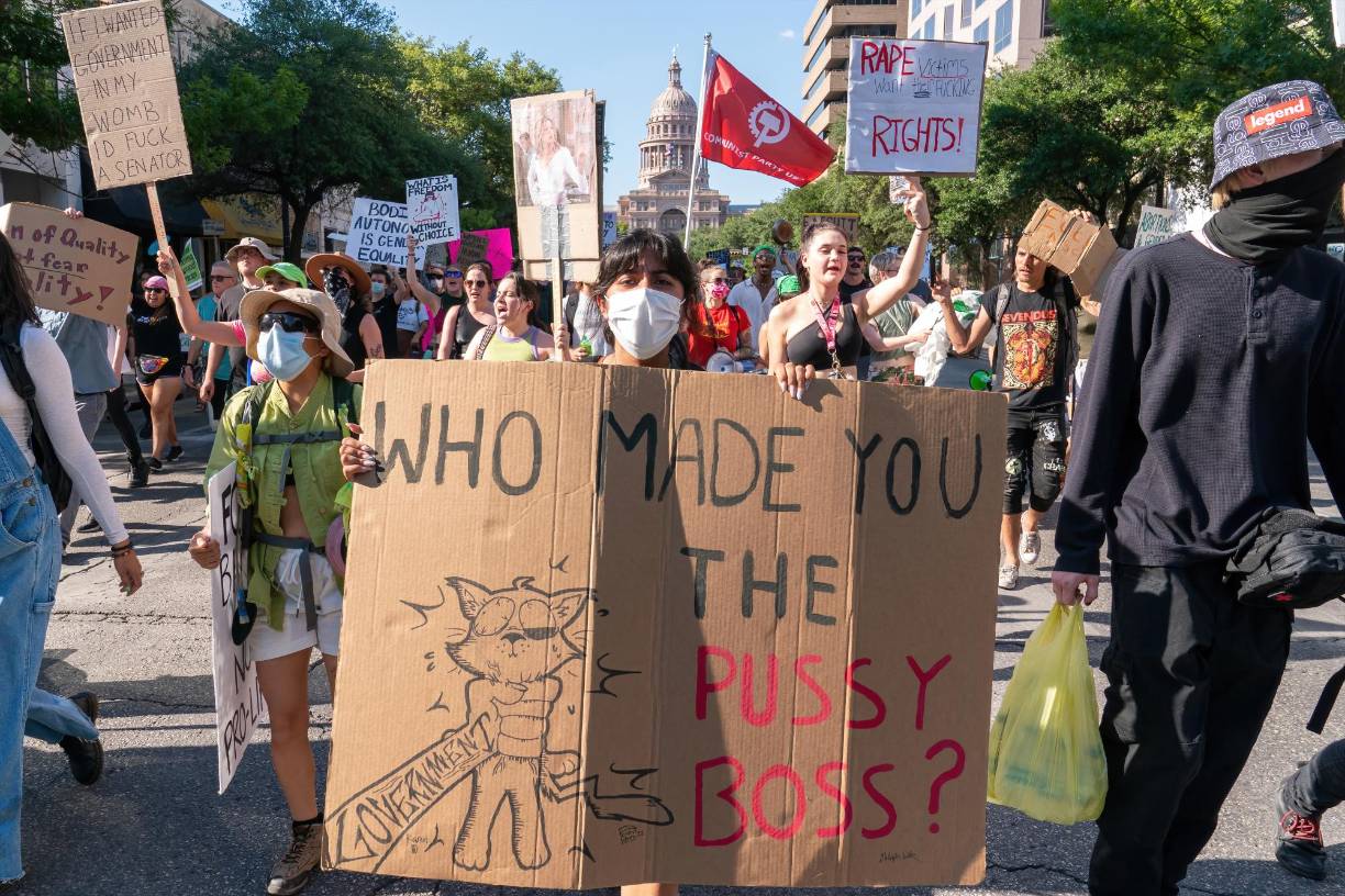 “Lo que sucedió ayer es indescriptible y repugnante”, dijo Mia Stagner, de 19 años, estudiante de ciencias políticas en la universidad. “Obligar a una mujer a ser madre no es algo que se deba hacer”, agregó.